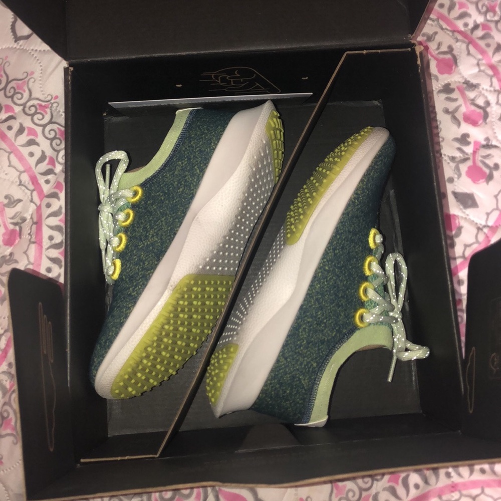 Allbirds Mizzles in limited edition color. Size 5.5
